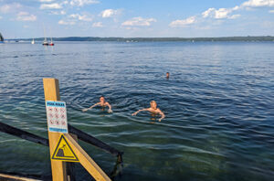 Ein Sprung in den erfrischenden Starnberger See sorgt für Abkühlung.