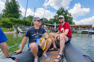 Voller Vorfreude setzt das Team vom Festland auf klassische Segelyachten über