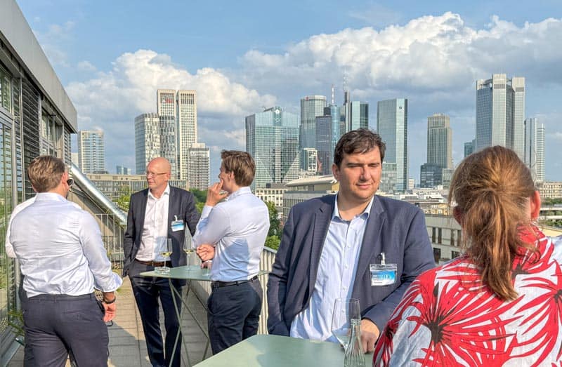 Blick auf Frankfurter Skyline beim PROXORA Out of Office Event Traumhafter Blick auf die Frankfurter Skyline bei dem PROXORA Out of Office Fach-Event.