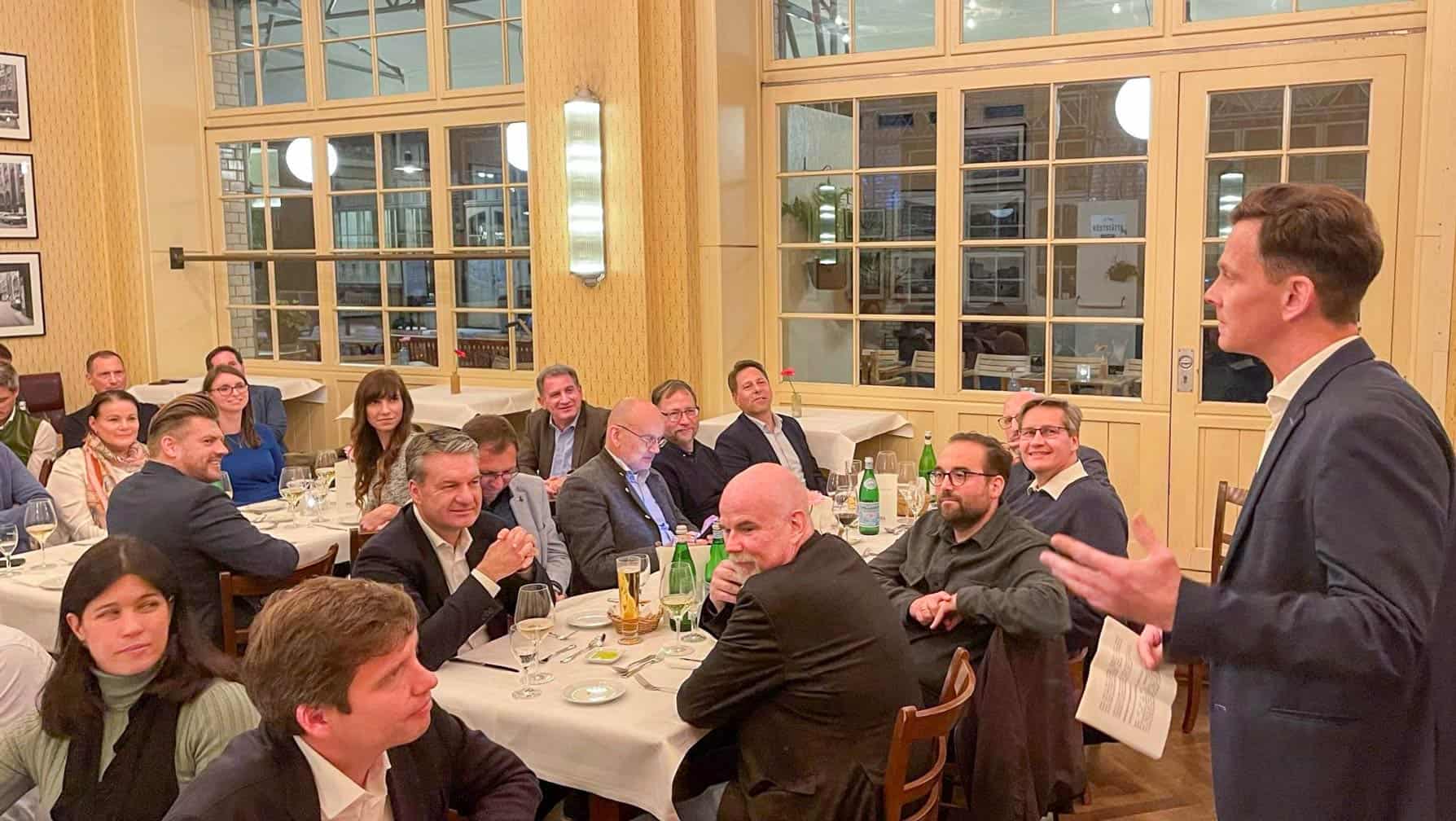 Teilnehmende des 3. PROXORA Compliance Dinner & Dialog 2025 in Berlin beim fachlichen Austausch und Networking.