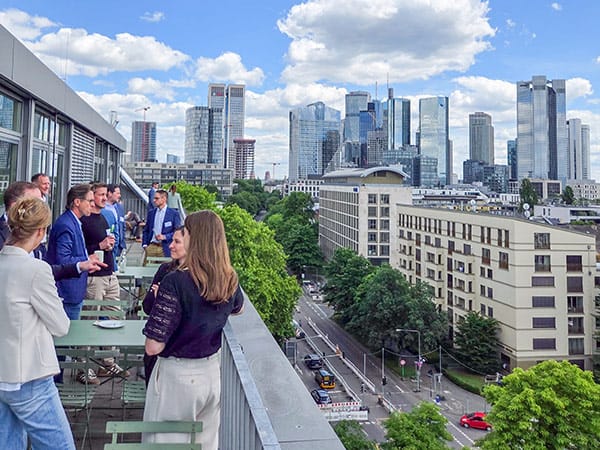 Die Dachterrasse beim Out of Office 2026 Event von PROXORA in Frankfurt bot viel Raum für fachlichen Austausch.