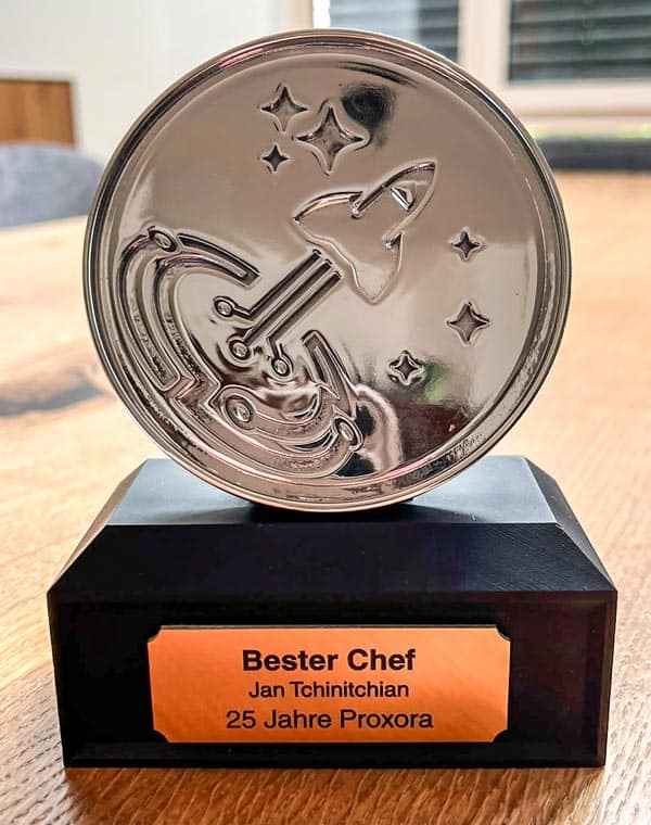 Persönlicher Pokal Bester Chef beim PROXORA Jubiläum 2026